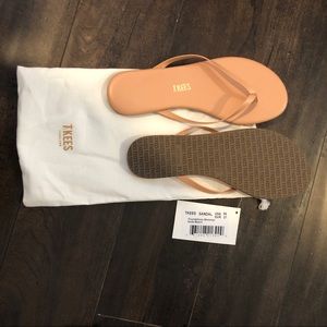 New tkees sandals sz 6 nude beach